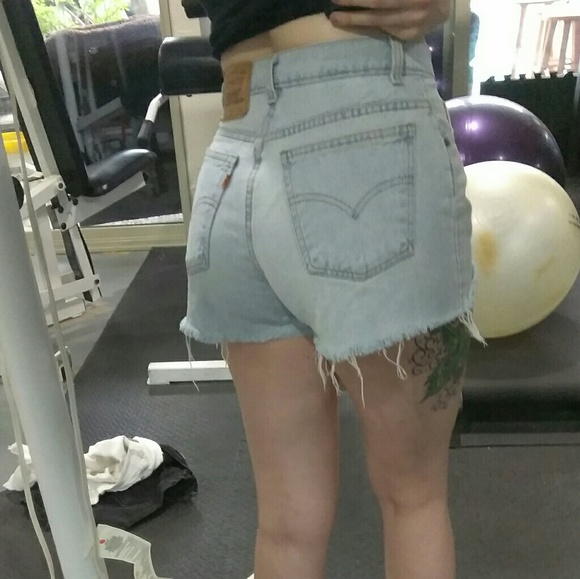 Vintage Levi Relaxed Fit Highwaist Denim Shorts - Picture 8 of 8